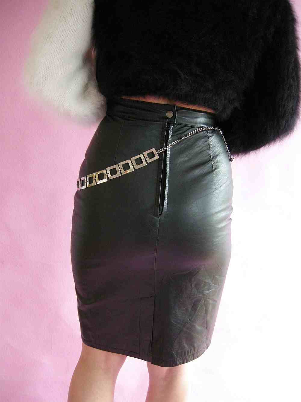 Tight black leather skirt Don’t skirt the issue! Let’s talk: skirts! There really is a different vibe for each skirt length. Mini skirts are super cute and flirty, perfect for a night out with the girls.